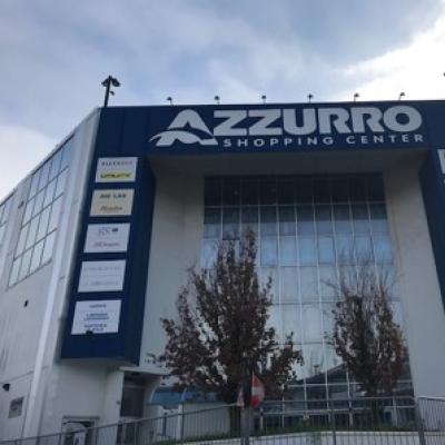 Centro commerciale Azzurro con vari negozi e servizi.