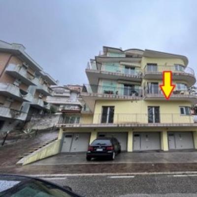 Edificio residenziale con freccia che indica un balcone.